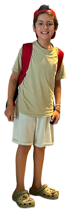 Samuel à l'aéroport, sac à dos et casquette, tout sourire